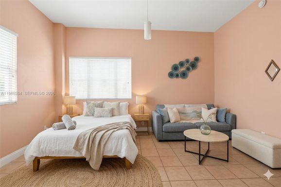 255 W 24th St # 107, Miami Beach FL 33140