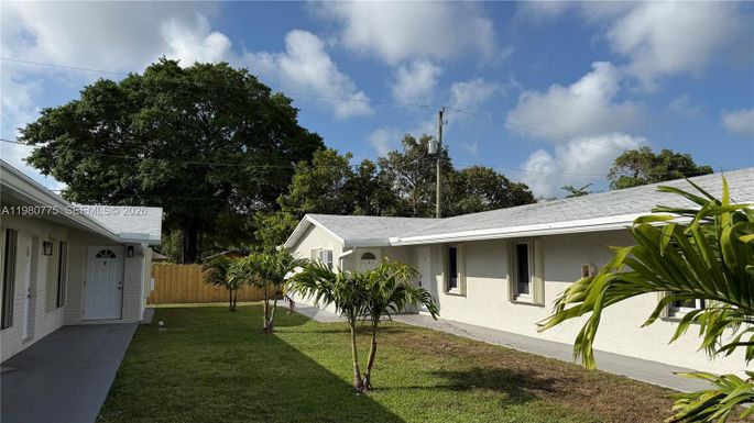 220 NW 12th St, Pompano Beach FL 33060