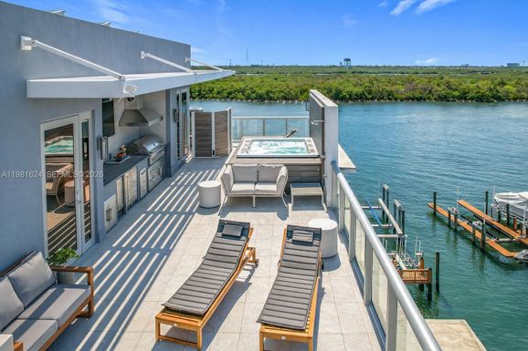 2890 N Ocean Dr, Hollywood FL 33019