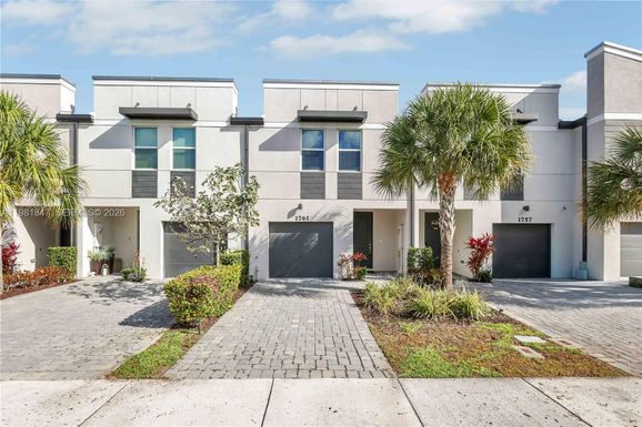 1761 Lindley St, Mangonia Park FL 33407