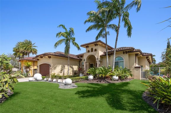 2665 NW 100th Ave, Doral FL 33172