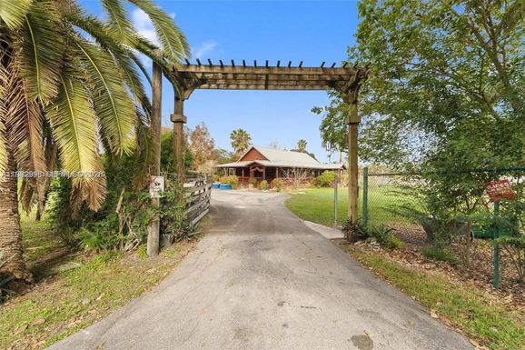 850 Old Us Highway 27, South Bay FL 33493