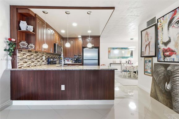 7100 NW 17th St # 210, Plantation FL 33313