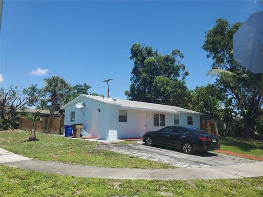 831 SW 14th Ct, Deerfield Beach FL 33441