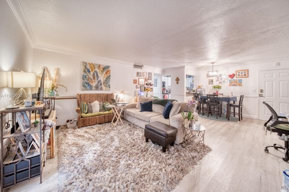 9459 SW 76th St # R5, Miami FL 33173