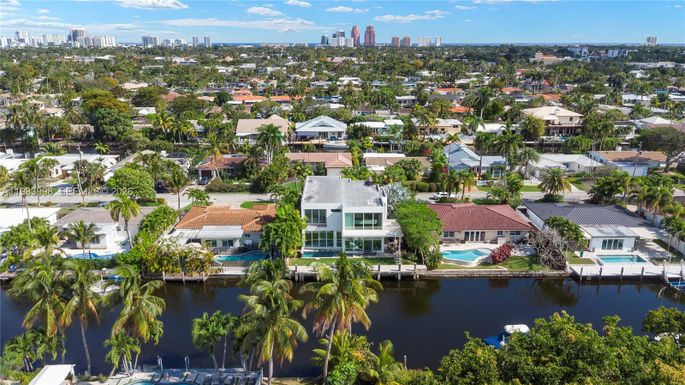 2217 NE 17th Ter, Wilton Manors FL 33305