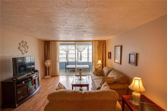 2841 Somerset Dr # 318, Lauderdale Lakes FL 33311