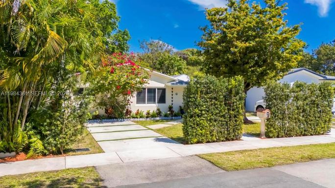 222 SW 7th St, Dania Beach FL 33004