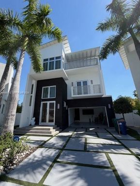 8210 NW 33rd Ter, Doral FL 33122