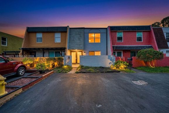 7402 NW 75th St, Tamarac FL 33321