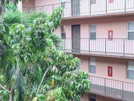 2841 Somerset Dr # 305, Lauderdale Lakes FL 33311