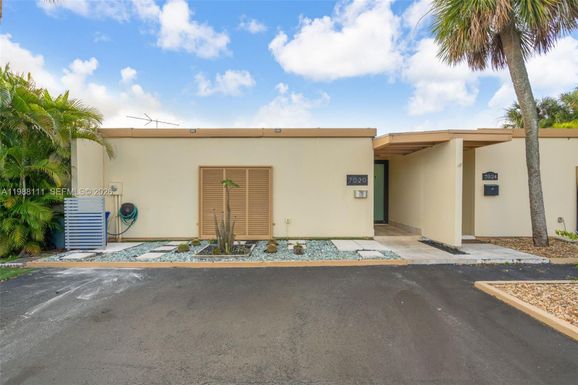7020 Crown Gate Dr, Miami Lakes FL 33014