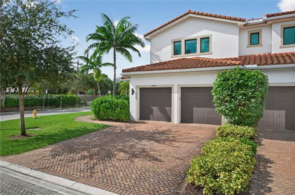 5999 E Brookfield Cir E, Hollywood FL 33312