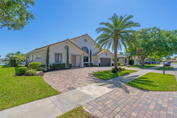 2920 Old Orchard Rd, Davie FL 33328