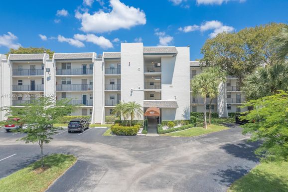 9325 Lagoon Pl # 105, Davie FL 33324