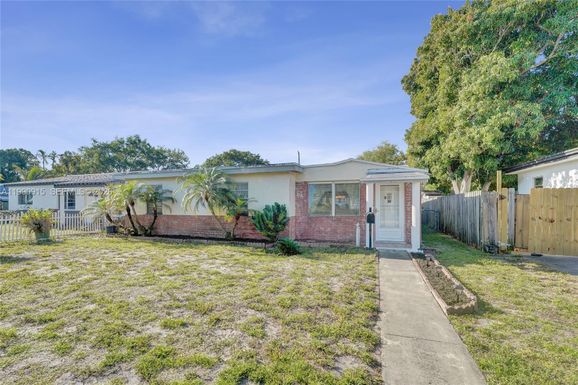 2542 Coolidge St, Hollywood FL 33020