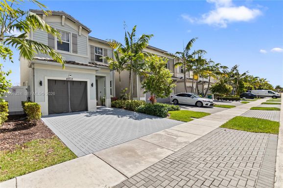 4910 NW 48th Ter, Tamarac FL 33319