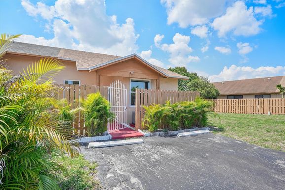 6723 NW 188th Ter, Hialeah FL 33015