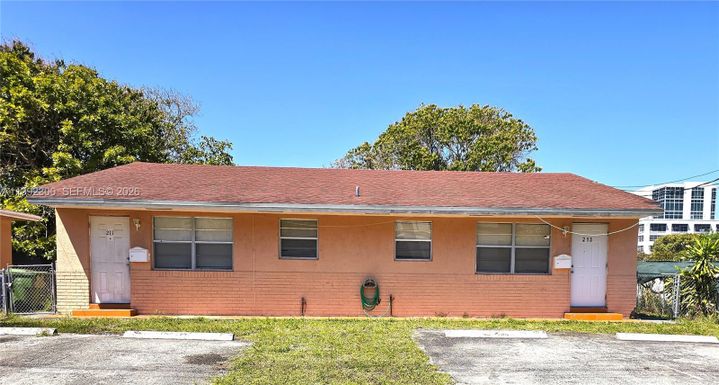 211 SE 10th St, Hallandale Beach FL 33009