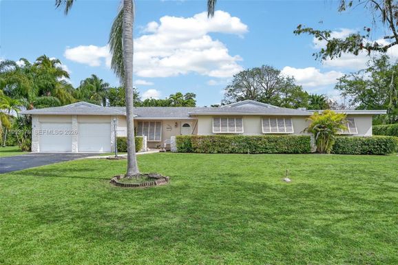 10753 SW 118th St, Miami FL 33176