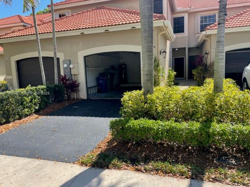 800 Sorrento Dr, Weston FL 33326