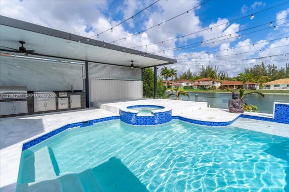 15763 SW 43rd St, Miami FL 33185