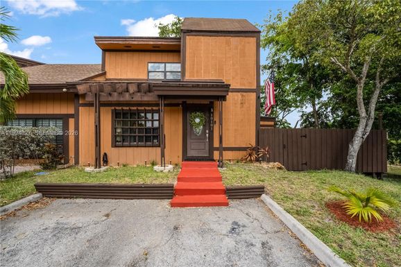 10101 Woodbury Ct, Pembroke Pines FL 33026