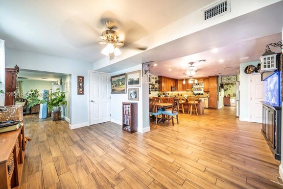 6890 SW 57th St, Davie FL 33314