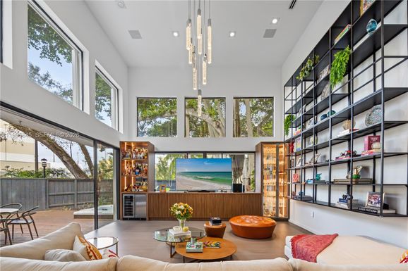 4002 Kumquat Ave, Miami FL 33133