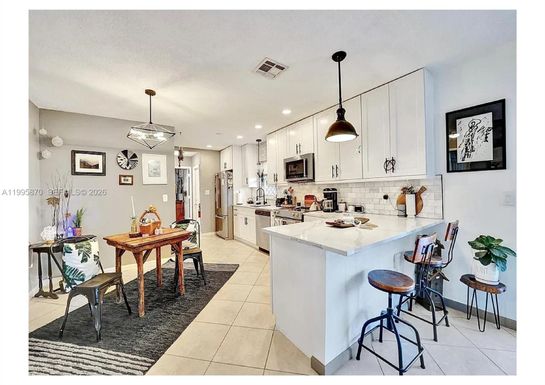 381 NE 42nd St, Oakland Park FL 33334