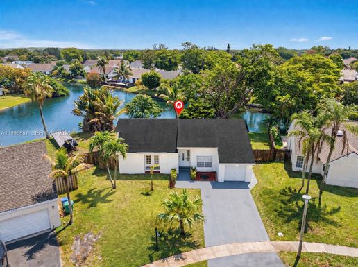 2710 Azalea Ave, Miramar FL 33025