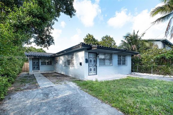 1519 NW 40th St, Miami FL 33142