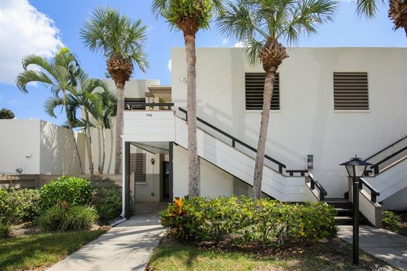 702 OAKVIEW DRIVE UNIT 702