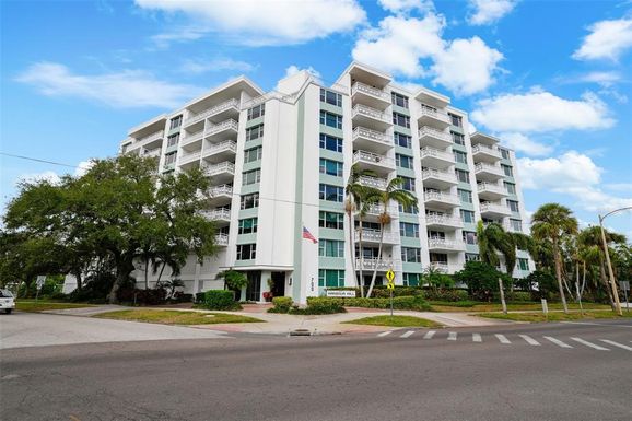 700 BEACH DRIVE NE UNIT 805