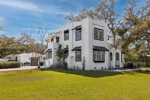 1055 COMMODORE STREET