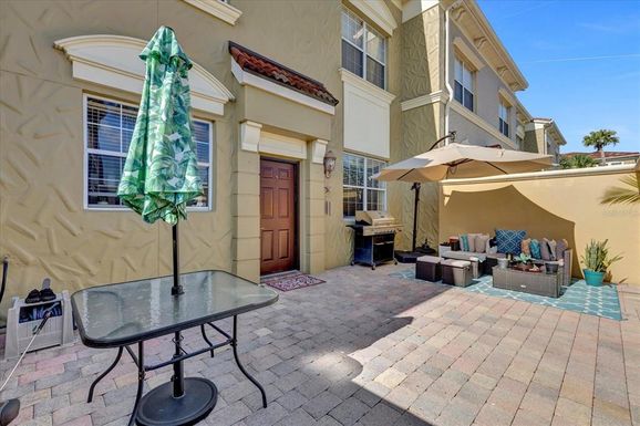 2774 BELLA VISTA DRIVE