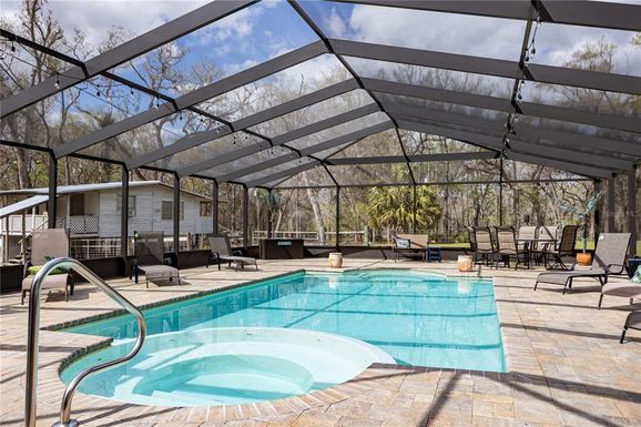 1137 NE HOLLY ROAD
