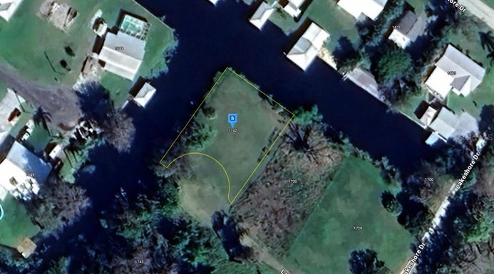 1742 LAKESHORE DRIVE