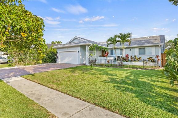 417 MANOR BOULEVARD