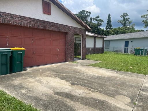 335 CINNAMON LAKE CIRCLE