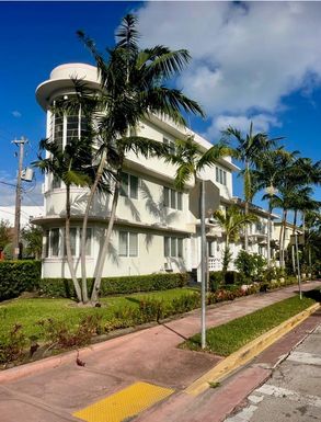 841 W 40TH STREET