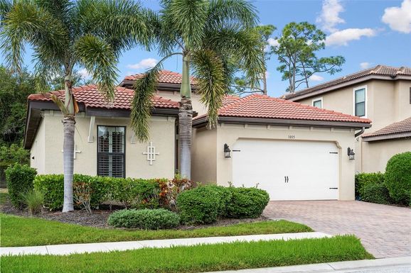 1015 BLUFFWOOD DRIVE