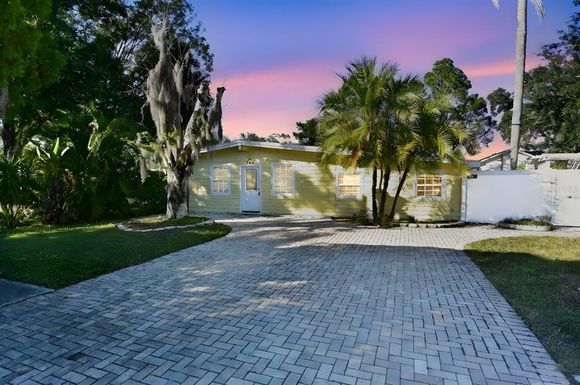 704 BUCKINGHAM AVENUE W