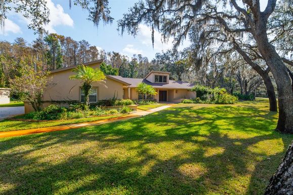 10206 LAKEVIEW DRIVE