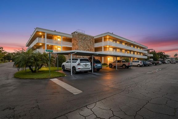 5095 BAY STREET NE UNIT 210