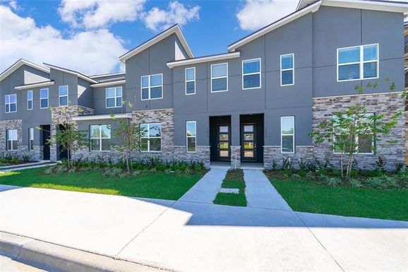 1636 TROPICAL PALMS CIRCLE