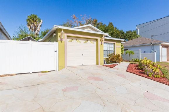 2212 E COLUMBUS DRIVE