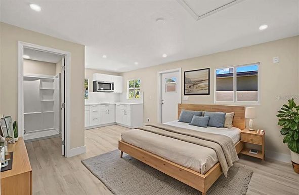 4135 DES MOINES STREET NE