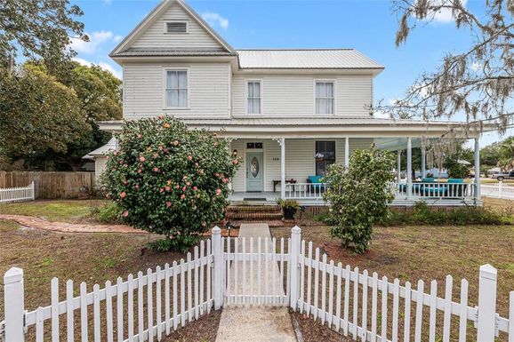 160 SE SAINT JOHNS STREET