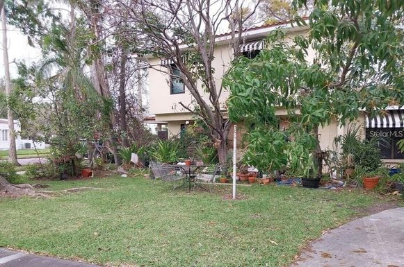 114 W DAVIS BOULEVARD